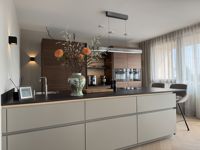 Armoire de cuisine moderne, design plat, finition mate, laque et placage mélangés