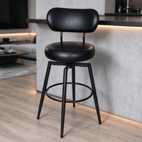 Tabouret de bar pivotant noir en cuir rembourré, dossier incurvé, coussin rond, pieds en métal, repose-pieds annulaire, mobilier de showroom