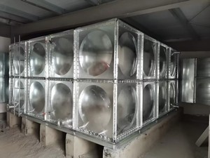 Réservoir d'eau modulaire en acier inoxydable avec ensemble de pompes, système de stockage d'eau d'une capacité de 30 000 gallons - Réservoir d'eau en acier galvanisé boulonné - Product Image 1