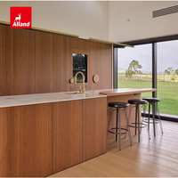 Armoire de cuisine Alland en bois de noyer massif, style moderne du milieu du siècle, avec îlot en bois courbé