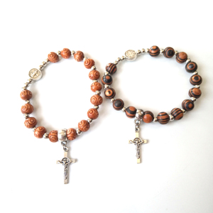 Medaglia san benedetto gesus lega croce <span class=keywords><strong>rosario</strong></span> inciso <span class=keywords><strong>marrone</strong></span> perle di legno bracciale gioiello religioso braccialetto - Product Image 1