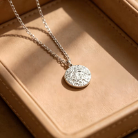 Collier pendentif disque texturé concave-convexe martelé unique, chaîne fine confortable à porter toute la journée pour femme