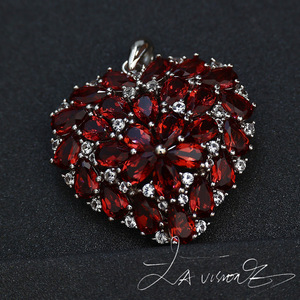 จี้รูปหัวใจประดับพลอยแกรนเนตและแซฟไฟร์สังเคราะห์สีขาว รุ่นวินเทจ คันทราคัทซีรีส์ ทำจากเงินแท้ 925 - Product Image 3