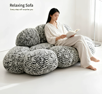 Canapé de style nordique pour petit salon en zone nord, un canapé en tissu confortable et doux pour les personnes paresseuses.
