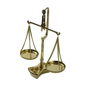 Balance de pesée vintage traditionnelle en laiton, artisanat métallique pour anniversaire et remise de diplôme, décoration intérieure et cadeau - Product Image 5