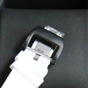 Reloj Negro para Hombre con la Última Tecnología y Maestría Artesanal, Esfera Integrada con <span class=keywords><strong>Diseño</strong></span> Calado, Detalles con Patrón de Mármol, Caja de Fibra de Carbono - Product Image 6