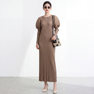 Vestido Maxi Plisado Miyake de Alta Calidad para Mujer, Tallas Grandes, Color Sólido, 100% Poliéster, Corte Holgado, Elegante, Disponible en Stock, Venta al Por Mayor - Product Image 2