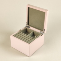 Boîte à bijoux en bois brillant avec doublure en daim, plateau amovible à compartiments multiples, boîte de rangement personnalisable avec logo pour bagues, boucles d'oreilles, bracelets, cadeaux