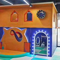 Equipo de Juegos Interior Personalizado con Diseño Geométrico Vibrante, Piscina de Pelotas, Toboganes y Diseño a Cuadros para Centro Recreativo