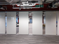 Cloison de séparation insonorisée pour bureau, écran mobile pour un aménagement flexible de poste de travail en espace ouvert moderne