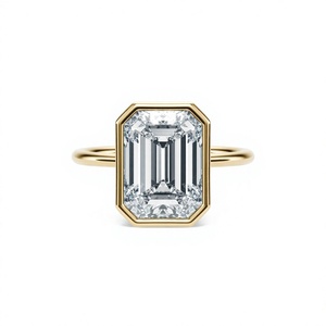 Anillo de Compromiso de Oro de 14K con Diamante de Laboratorio de Corte Esmeralda de 4.5 Quilates - Product Image 4