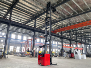 EverLIFT - Carretilla Elevadora Eléctrica de Doble Alcance de 1500 kg y 2 t, con Desplazador Lateral de 2400 mm para Almacenes con Pasillos Estrechos - Product Image 3