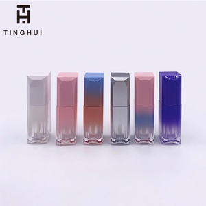 Magnifique tube de gloss à lèvres carré avec pinceau, impression de logo, dégradé de couleurs blanc, rose, violet - Product Image 1