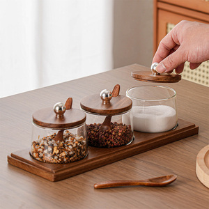 علب توابل زجاجية مع صينية خشب الأكاسيا وأغطية خشبية وملاعق - Product Image 1