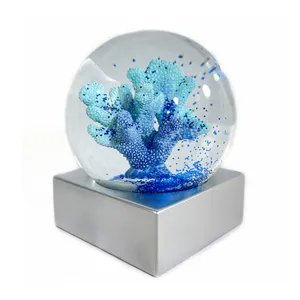 海洋风格树脂人造珊瑚雕像，带蓝色闪光水球
