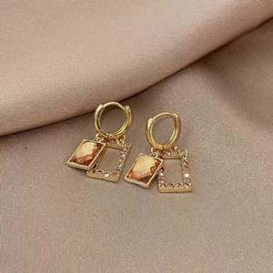 ต่างหูทรงหยดน้ำประดับเพชรคลาสสิกชุบทองบนโลหะผสมสังกะสีแบบกลวง คอลเลคชั่นแฟชั่นย้อนยุค ประกายระยิบระยับสวยงามสำหรับผู้หญิง - Product Image 4