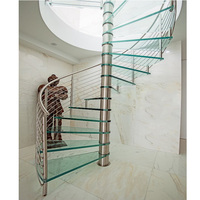 Escalier droit moderne Prima avec colonne centrale en acier inoxydable, marches en verre, écologique et durable pour villa, intérieur de luxe