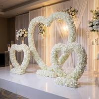 Maßgefertigter Roter Herzförmiger Handgemachter Moderner Künstlicher Seidenblumen-Hochzeitsbogen Weihnachten Luxus Heiratsantrag Zeremonie Dekoration