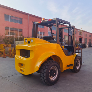 Chariot élévateur tout-terrain 4x4 de 3,5 tonnes, hauteur de levage 4 mètres, idéal pour les applications extérieures dans les entrepôts de boiseries, les ports et les chantiers de construction - Product Image 4