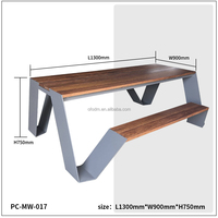 Ensemble de table à manger d'extérieur en bois moderne en plastique résistant aux intempéries avec cadre en acier forgé de couleur personnalisable pour l'hôtel et le jardin