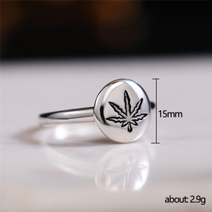 Anello con Sigillo a Foglia d'Acero Dorato da Donna, Design di Nicchia Lusso Leggero, Accessorio Gioiello per Dito Indice - Product Image 5
