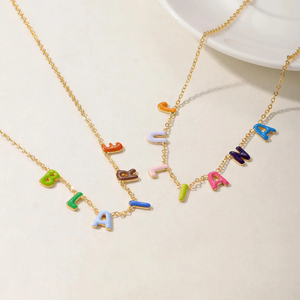 Collana con Lettere Smaltate Colorate Personalizzabile con Parole come Mamma, Amore, Fede, Logo Famiglia in Acciaio Inossidabile Ipoallergenico - Product Image 3