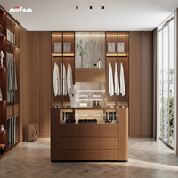 Dressing sur mesure en bois de noyer, placard du sol au plafond, armoire ouverte