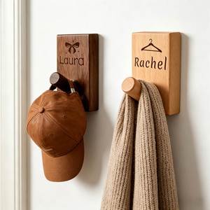 Crochets muraux en bois gravés avec nom, en noyer massif et hêtre, patères porte-manteaux personnalisées pour entrée – Cadeau de pendaison de crémaillère - Product Image 2