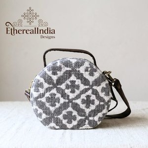 Sac bandoulière rond beige bohème en coton tissé fait main, sac à bandoulière ethnique circulaire, vente en gros, fournisseur d'exportation Inde - Product Image 2