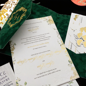 Cartes d'invitation <span class=keywords><strong>de</strong></span> mariage personnalisées colorées avec monogramme, en suè<span class=keywords><strong>de</strong></span> gris <span class=keywords><strong>de</strong></span> luxe, pochette en velours, estampillage à chaud doré, impression sérigraphique - Product Image 3