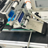 Machine d'étiquetage entièrement automatique de bureau pour surfaces planes, pour étiquettes de couvercles, boîtes, cartes, sacs à face plate et bouteilles carrées