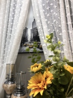 Rideau en tissu 100 % polyester à imprimé floral, associé à un voile en dentelle à petites fleurs et perles, doux et apaisant.