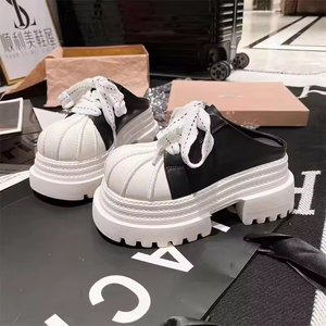 Mocasines de moda para mujer con plataforma gruesa y tiras, zuecos elegantes de cuero con suela de goma y tiras decorativas - Product Image 3