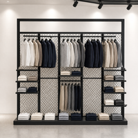 Étagère murale en treillis métallique pour vêtements, avec étagères cantilever et cadre lumineux supérieur, sur mesure