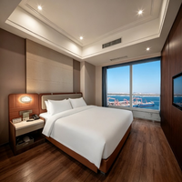 Ensemble de mobilier FF&E pour hôtel moderne avec vue sur la mer, chambre double et suite, lit en placage de bois, bureau, canapé, armoire ODM