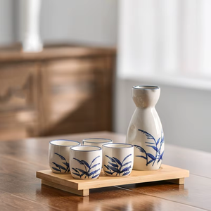 Ensemble de saké en céramique en gros avec plateau en bambou, style japonais, 1 pot et 4 tasses, coffret cadeau en porcelaine pour restaurant et maison - Product Image 5