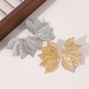 Pendientes de tuerca elegantes chapados en oro con diseño de hoja y flor tridimensional exagerada, estilo individualista y a la moda europeo-americano, ideales para fiestas. - Product Image 4
