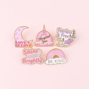 Broche en alliage de zinc nickel noir avec motif rose, finition UV, mignonne, pour sac à dos et vêtements, livraison immédiate, vente en gros - Product Image 1
