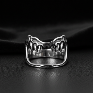 Anneau de bouche gothique en acier inoxydable 316 pour hommes, finition argentée polie, style punk audacieux, texture découpée, design sombre et épuré, Yunnique - Product Image 1