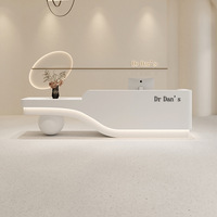 Bureau de réception moderne personnalisé à ondulations douces avec base sphérique unique pour clinique cosmétique, salon de manucure, spa de beauté