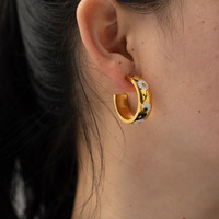 Boucles d'oreilles grande fleur blanche en acier inoxydable plaqué or 18 carats boucles d'oreilles design de niche à l'épreuve des couleurs