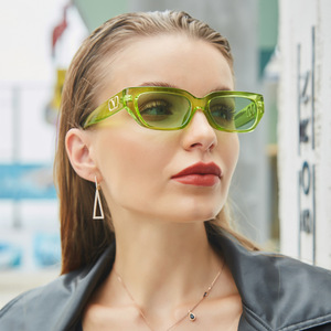 Lunettes de soleil Valentino pour femme, monture petite, verres verts UV400, style urbain tendance, protection solaire, idéales pour les voyages - Product Image 2