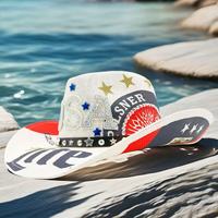 Chapeau de cowboy blanc en paille avec drapeau américain et étoiles pour le 4 juillet, la fête de l'Indépendance, les festivals de musique et les fêtes pour adultes - Vente en gros