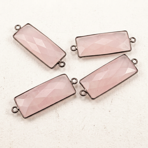จี้ห้อยรูปทรงบาแกตต์สีชมพูธรรมชาติประดับขอบแบบวงคู่ - Product Image 1