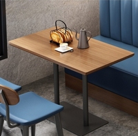 Arredamento Professionale per l'Ospitalità: Set Modulare di Sedute a Panca Blu, Tavoli e Sedie Contemporanei in Stile Industriale per Ristoranti