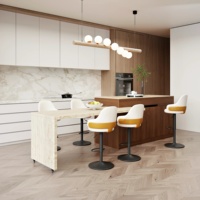 Meubles de cuisine modernes en bois clair avec design sans poignées, ensemble d'armoires contemporaines avec îlot en marbre et crédence en carreaux de ciment
