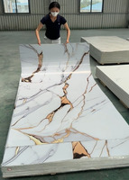Panneau mural en PVC marbré léger, résistant à l'humidité et brillant pour la décoration des murs de cuisine et de salle de bain d'appartement
