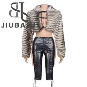 أزياء عصرية: طقم نسائي من قطعتين يتكون من معطف قصير مجوف من الفرو وسترة كارديجان بياقة + شورت من الجلد الصناعي - Product Image 4