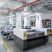 Machine de découpe laser de tissus panoramique à alimentation automatique avec caméra CCD haute résolution, positionnement par vision et convoyeur pour vêtements de sport