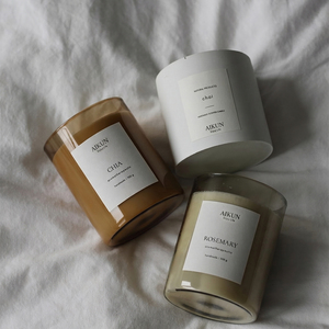 เทียนหอมถั่วเหลืองในขวดแก้วออร์แกนิกแบบกำหนดเองจากโรงงาน AIKUN พร้อมฝาปิด สำหรับตกแต่งห้องนอน ห้องนั่งเล่น และบ้าน - Product Image 1